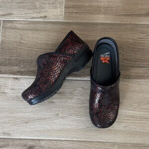 Dansko XP 39 (8 1/2 - 9) scale textured leather clogs